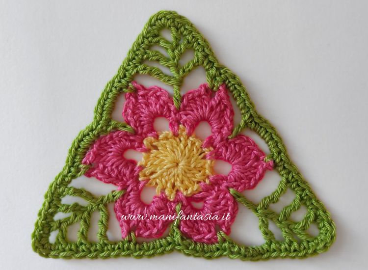 mattonella uncinetto triangolo con fiore e foglie